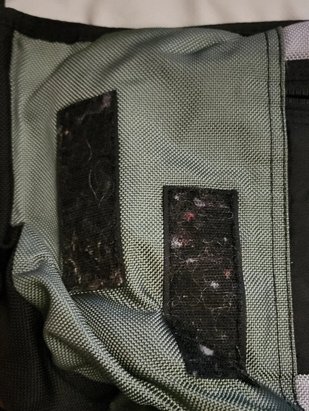 🤩SALE 🤩 Timbuk2 Light Gray and Green Messenger Bag with Black Trim